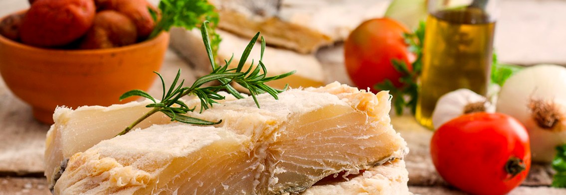 Postas de bacalhau salgado com alecrim, azeite e tomate