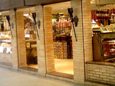 Entrada do Empório Central no Mercado Municipal de Cotia